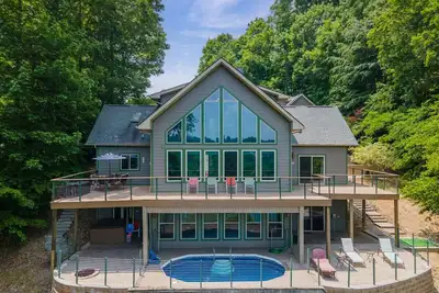 Image de Lakefront home w\/pool & hot tub