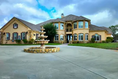Image de Private Vineyard Oasis: Luxe Estate, 360 Views, Pool/Spa, Theatre, Sports Court!