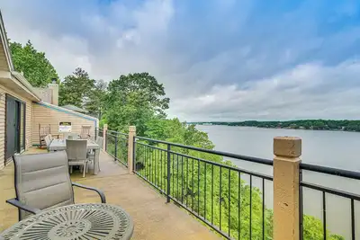 Image de Boat Slip & Water Views: Lake Ozark Condo