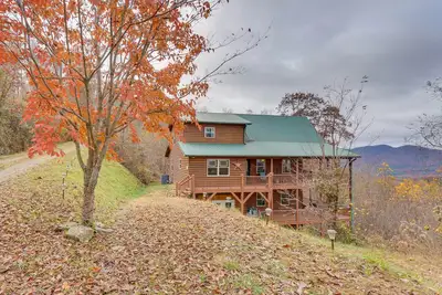 Image de Spacious Murphy Retreat w/ Decks & Game Room!