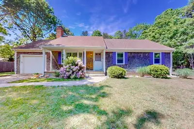 Image de Newly renovated ranch with a private yard & central location