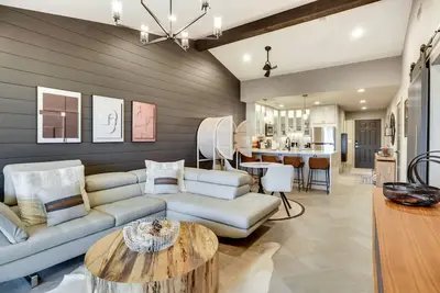 Image de Views + Pool Access: Luxurious Lake Ozark Condo