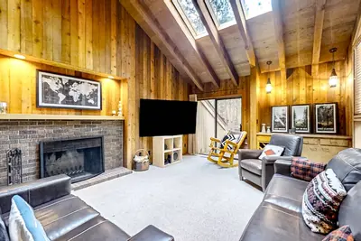 Image de Spacious Pnw retreat with resort amenities, wood fireplace, grill, W/D, & Ac