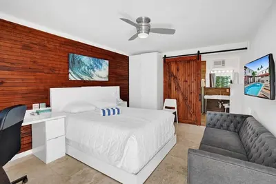 Image de Waves: Beach Town Studio Apartment