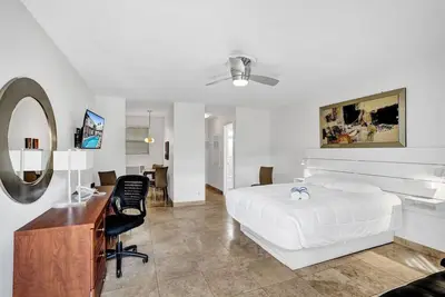 Image de Waves: Beach Town Studio Apartment