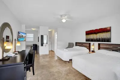 Image de Waves: Beach Town Studio Apartment For 4