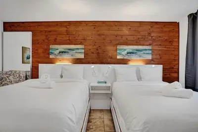 Image de Waves: Beach Town Cozy Studio Apartment