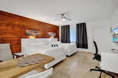 Image de Waves: Beach Town Spacious Studio Apartment For 4 People