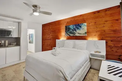 Image de Waves: Beach Town Cozy Studio Apartment