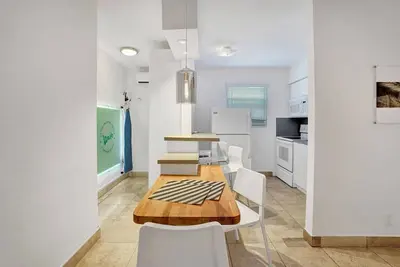 Image de Waves: Beach Town Spacious Studio Apartment For 4 People