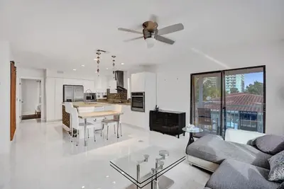 Image de Waves: Beach Town 2br Apartment With Balcony