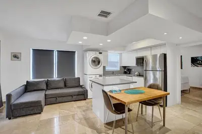 Image de Waves: BeachTown 2br Apartment With Balcony