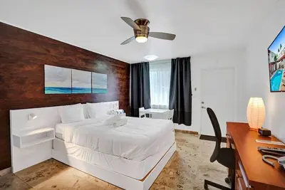 Image de Waves: Beach Town Studio Apartment