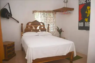 Image de Jeff's Downstairs Room at Robin Hood guesthouse