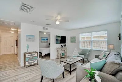 Image de Full Beach Chalet One block from the Beach