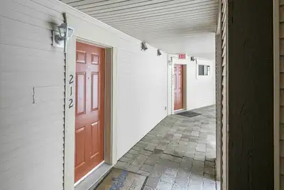 Image de Slopeside 1 bedroom + alcove Creekside condo with full kitchen & gas fireplace.