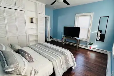 Image de Two-bedroom apartment located near Providence and short drive to Boston