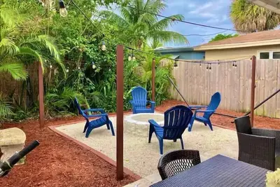 Chic Downtown Vacation Home -Location Location!