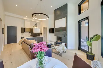 Image de Luxe Schweitzer Condo w/ Hot Tub: Ski-In/Ski-Out!
