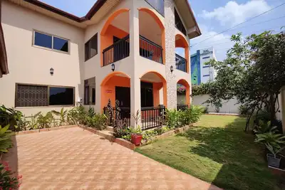 Image de Spacious 8 Bedroom Home in Tranquil Neighborhood