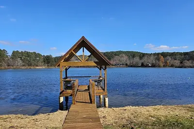 Image de Lake Cove! Located directly on a small community lake!