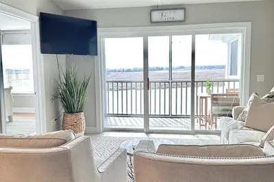 Image de Riverfront Condo w/Boat slip. River Views! Walk downtown!