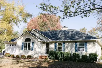Image de Peaceful neighborhood retreat minutes from downtown watkinsville and wire park.