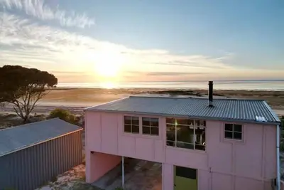 Image de Love & Mutiny : Pink 1950s shack Tranquillity plus