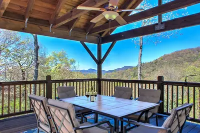 Image de Back Porch Views | A Cozy Mountain Home