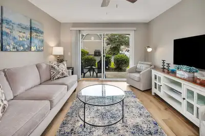 Image de Updated first floor condominium with access to heated pool and tennis courts!
