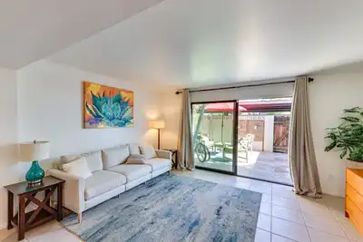Image de 1 Mi to Old Town! Snowbird Escape w/ Pool Access