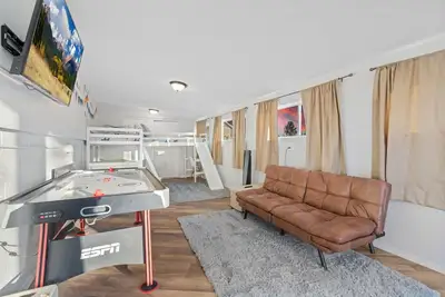 Image de Game room, Fenced-in patio, Guest Home