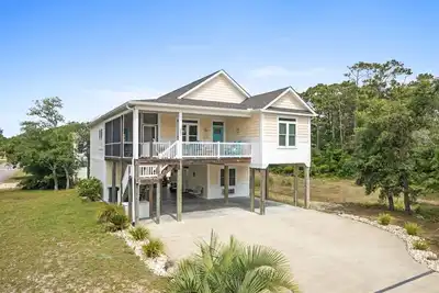 Image de Sunshine Corner In-law suite, bikes, firepit, walk 2 Beach