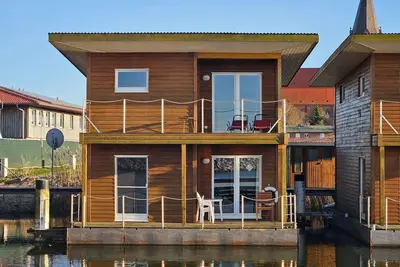 Image de Floating Houses - Komfortable Schwimmende Ferienhäuser im Barther Yachthafen