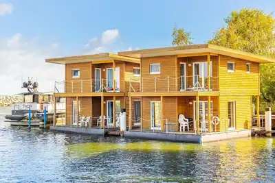 Image de Floating Houses - Komfortable Schwimmende Ferienhäuser im Barther Yachthafen