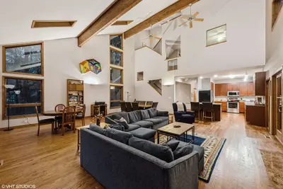 Image de Large 6 Bedroom/5 Bath Home in Quiet Lakeside Development