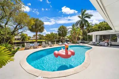 Image de Modern 5 bedroom with Pool/Game room on the water