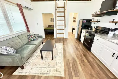 Image de Coyote Tiny Luxury Cabin on Lake with Arcade