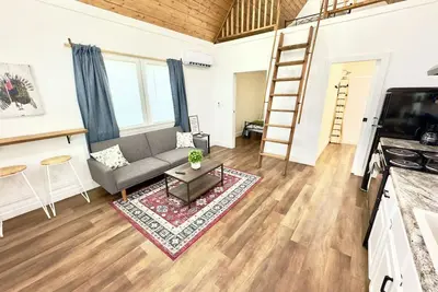Image de Turkey Luxury Tiny Cabin on Lake with Bouncy House