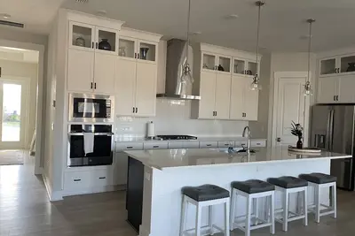 Image de 5 Min to the beach! Furnished 3bed 3 bath home.