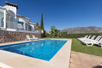 Luxurious 4 Bed Villa, Private Pool and Hot Tub