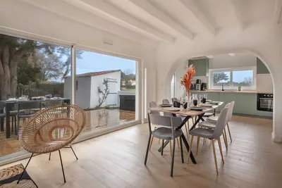 Image de Maison pour 8, avec jacuzzi Ă 200m de la plage