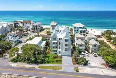Image de \"Getaway on Green\" South of 30a Walk to Beach Private Heated Pool Elevator Bikes
