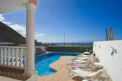 Image de Vista Hermosa, Los Cristianos - 3 bed villa, air con and private heated pool