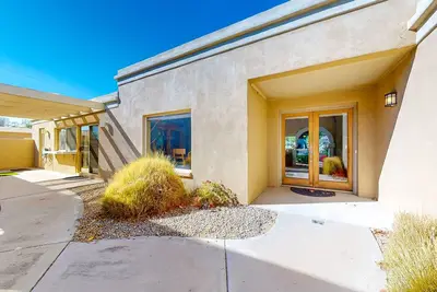 Image de Gorgeous home with private pool, grill, games, near golf