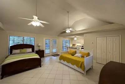 Image de Cozy and Clean Guest House with Lake Access