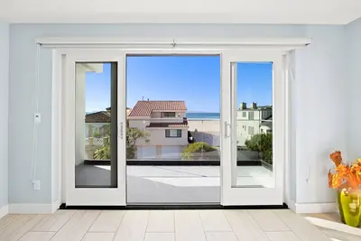 Image de Ocean view modern home with bikes, grill, game tables, fireplace, W\/D, & Ac