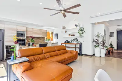 Image de Stunning condo with brilliant views, walk-in shower, desk, balcony, & W/D
