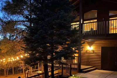 Image de Serene, two-story cabin with a game room, washer/dryer, & furnished deck