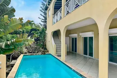 Dawn Beach's Big Shark Villa\n